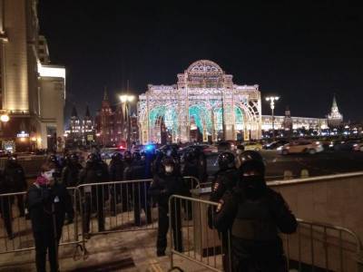 ОМОН вытесняет сторонников Навального подальше от Манежной площади Москвы