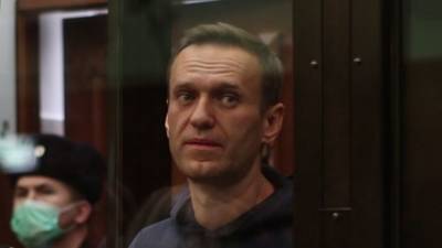 Суд приговорил Навального к реальному сроку заключения