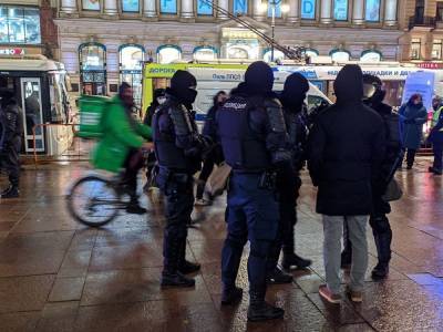 В Петербурге идет стихийная акция протеста, начавшаяся после приговора Навальному
