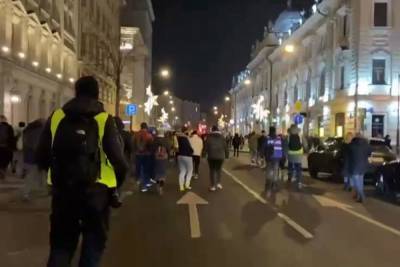 Протестующие перекрыли проезжую часть Неглинной улицы в Москве