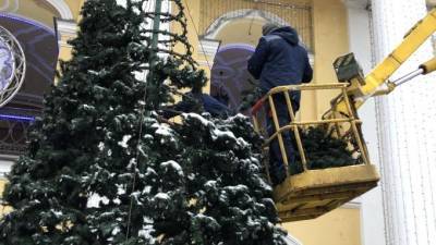 У Гостиного двора демонтировали новогоднюю елку
