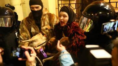 Приговор Навальному: на улицах городов России силовики задерживают прохожих