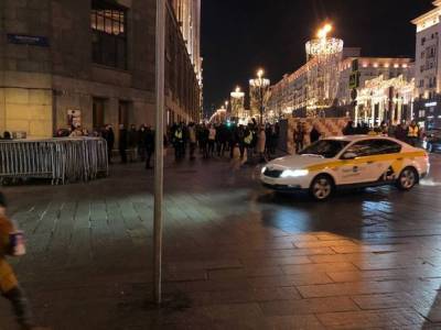 Полиция в Москве оттесняет протестующих с Тверской в переулки