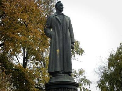 Нужно ли возвращать памятник Дзержинскому на Лубянку?