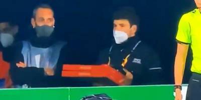 На матче Лиги Европы внезапно появился курьер с пиццей — видео