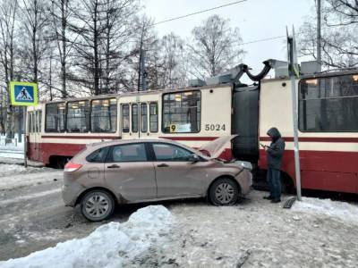 У станции метро «Удельная» водитель «Лады» встретился корпусом машины с трамваем
