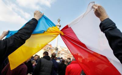 Польша за свой счет вакцинирует украинцев на своей территории