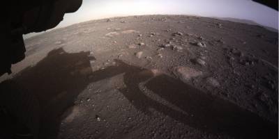 Марсоход NASA прислал первые цветные фото с Красной планеты