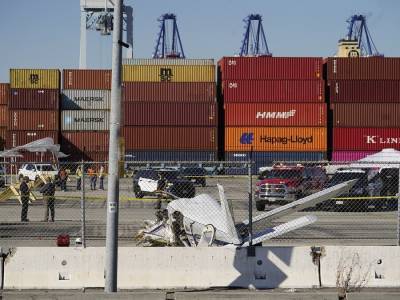 Один человек погиб при столкновении самолета с грузовиком у порта Лос-Анджелеса – СМИ