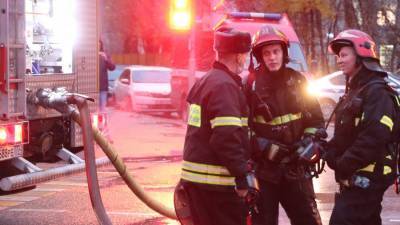 Трех человек спасли при тушении пожара в жилом доме в Москве