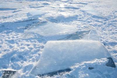 В Хабаровском крае сотрудники МЧС спасли рыбака со льдины