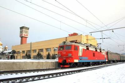 Читинцев 23 февраля позвали пофотографироваться под военные песни на вокзале ЗабЖД