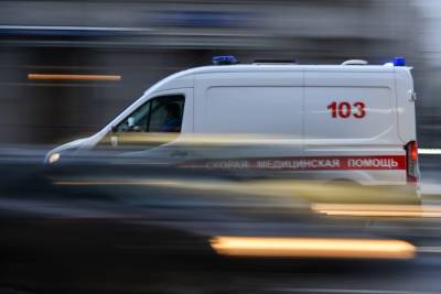 Один человек погиб в столкновении автомобиля с остановкой на севере Москвы