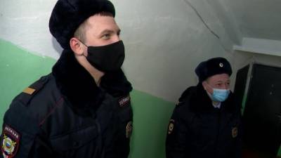 Новости на "России 24". Пермские полицеские спасли из горящего дома 5 детей и 5 взрослых