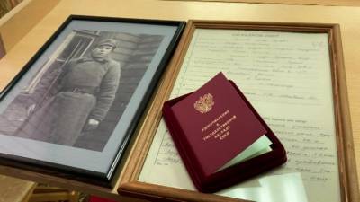 Военком Москвы вручил сыну фронтовика документы на награды погибшего отца