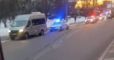 Появилось видео столкновения "Волги" с остановкой на севере Москвы
