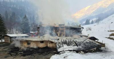 В Альпах пожар из урны перекинулся на гостиницу и уничтожил здание
