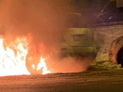 Три Mercedes загорелись на улице Димитрова