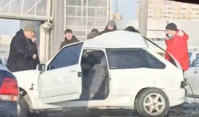 В Тюмени на улице Федюнинского «Лада» въехала в столб, водитель серьезно травмирован