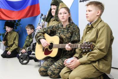 Школьники Раздольного поздравили ветеранов с Днем защитника Отечества