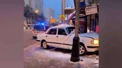 "Волга" врезалась в автобусную остановку на севере Москвы