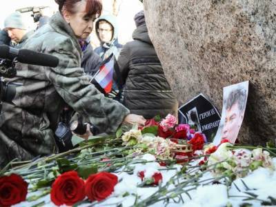Мемориал Немцову на Большом Москворецком мосту полностью зачищен