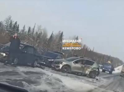 Разбились три авто: ДТП на трассе Кемерово — Анжеро-Судженск сняли на видео
