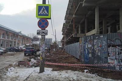 В Краснодаре демонтировали забор недостроя, чтобы сделать тротуар по улице Карасунской