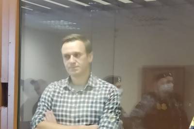 Навального привезли в суд и разрешили фотографировать