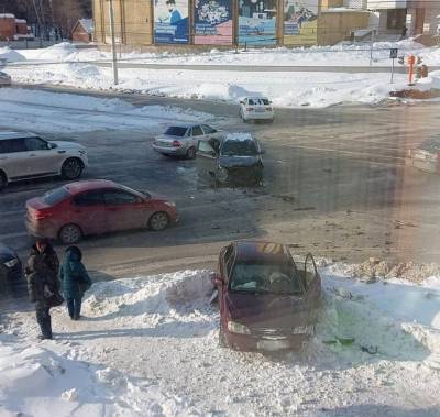 В Кемерове очевидцы сняли последствия ДТП на перекрёстке