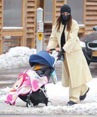 Идеальное пальто цвета топленого молока: Ирина Шейк на прогулке с дочерью