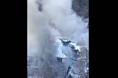 В Сочи загорелся частный жилой дом, огонь разрушил крышу