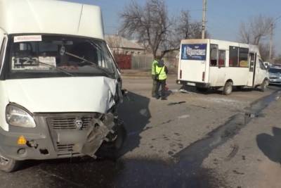 В столице ЛНР при столкновении маршруток травмированы 10 человек