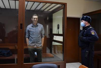 Суд с опозданием начал рассмотрение жалобы Навального на отмену условного срока