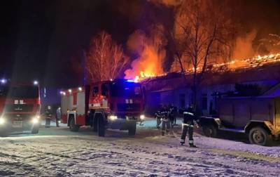 На Харьковщине пожар на производстве тушили с помощью поезда