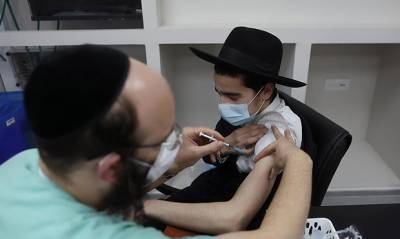 В Израиле для вакцинированных граждан вводят «зеленые пропуска». С ними можно ходить в спортзалы и бары