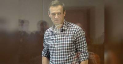 В Москве оппозиционера Навального доставили в суд