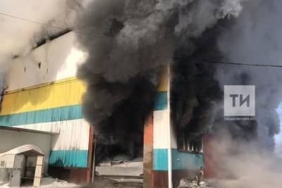 В Нижнекамском районе пожарные тушат склад