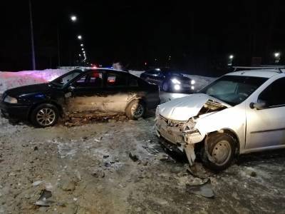 Два человека пострадали в аварии «Шкоды Октавиа» с «Рено Логаном» в Рязани