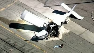 Водитель грузовика пережил падение самолета на машину, пилот погиб