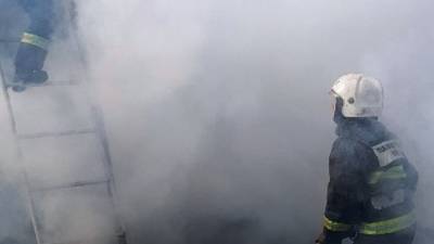 Спасатели локализовали мощный пожар на крыше томского ТЮЗа