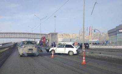 В Тюмени водитель Lada въехал в столб и получил серьезные травмы