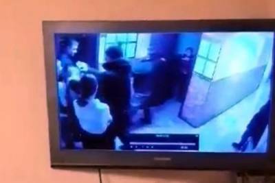 Офицер Росгвардии пытался заставить официантку съесть деньги в Улан-Удэ