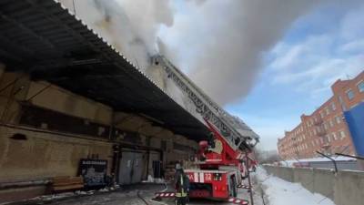 Огонь охватил большую часть склада поддонов на юге Москвы