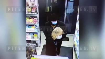 Двое мужчин с газовыми баллончиками ограбили магазин на Пражской улице - видео