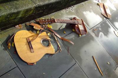 Житель Твери получил гитарой по лицу от клинского музыканта