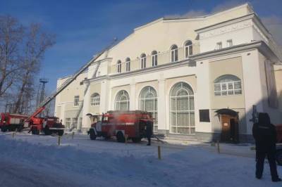 В Томске тушат пожар в Театре юного зрителя