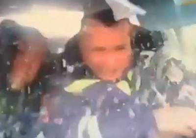 Видео: на Ставрополье грузовик протаранил машину ДПС, остановившуюся на обочине