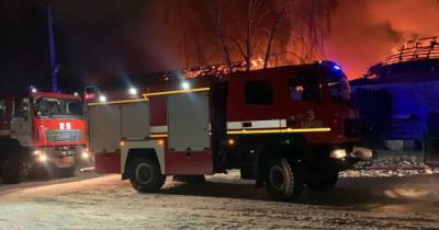 Масштабный пожар на Харьковщине: пламя девять часов тушили при помощи поезда (3 фото)