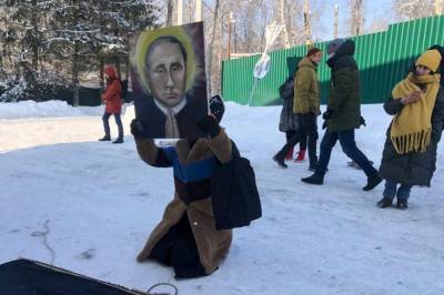 В Москве художницу оштрафовали за акцию с иконой Путина и золотыми ершиками
